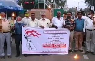 ଚାଷୀ ବିରୋଧି କୃଷି ଆଇନ ପ୍ରତ୍ୟାହାର ଦାବିରେ କଟକରେ ମଶାଲ ଶୋଭାଯାତ୍ରା