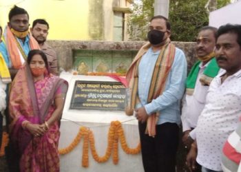 କଟକ ସଦର ବିଧାୟକଙ୍କ ଦ୍ୱାରା ଷ୍ଟ୍ରିଟ ଲାଇଟ ଉଦଘାଟିତ