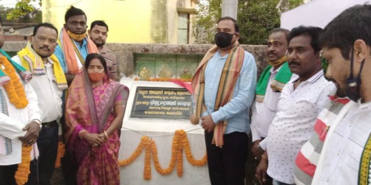 କଟକ ସଦର ବିଧାୟକଙ୍କ ଦ୍ୱାରା ଷ୍ଟ୍ରିଟ ଲାଇଟ ଉଦଘାଟିତ