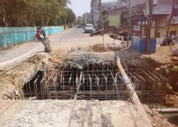 ପାରଳାଖେମୁଣ୍ଡି ର ନିର୍ମାଣ ଧିନ ପୋଲ ମୁକୁଳା ହୋଇ ପଡି ରହିଛି ; ଦେଖାଦେଇଛି ଦୁର୍ଘଟଣା ଘଟି ଜୀବନ ହାନି ଆଶଙ୍କା