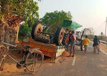 ଓଲଟିଲା ବାଲି ବୋଝେଇ ଟ୍ରାକ୍ଟର