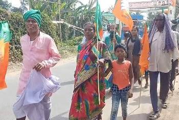 ମାହାଙ୍ଗା ବିଜେପି ର ସଦଭାବନା ଯାତ୍ରା ରେ ପୂର୍ବତନ ବିଜେପି ପାର୍ଥି ପ୍ରଭାତ, ସମୀର ଓ ବୈଜୟନ୍ତଙ୍କୁ କୋଣ ଠେସା, ସାବସାଧାରଣରେ ଜଣେ ଗାଡ଼ିବାଲାକୁ ଅଶିଳ ବ୍ୟବହାର କରି ଚର୍ଚାରେ ବିଜେପି ନେତା ସାରଦା ପ୍ରଧାନ