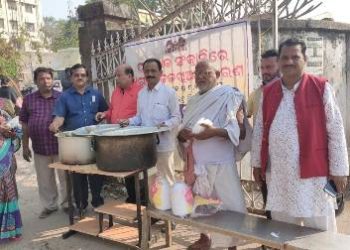 କୁମ୍ଭ ସଂକ୍ରାନ୍ତିରେ ନୟାଗଡ଼ କ୍ଳବ ତରଫରୁ  ଜଳଖିଆ ବିତରଣ