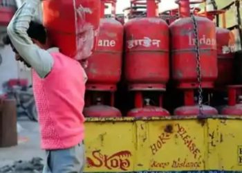 Lpg ସିଲିଣ୍ଡରର ମୂଲ୍ୟ ପୁଣି ଥରେ ବୃଦ୍ଧି ପାଇଛି – ସାଧାରଣ ଲୋକଙ୍କୁ ପୁଣି ଝଟକା -ଆଜି ପୁଣି ୨୫ ଟଙ୍କା ବୃଦ୍ଧି ପାଇଛି ; ୩ ମାସ ମଧ୍ୟରେ ୨୦୦ ଟଙ୍କା ମହଙ୍ଗା ହେଲାଣି