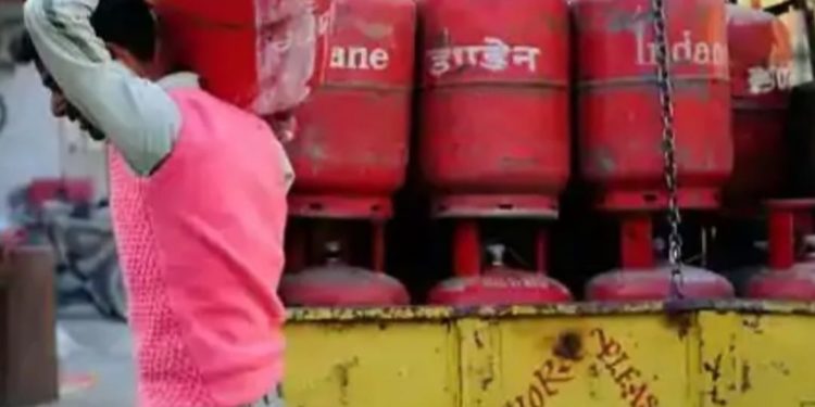 Lpg ସିଲିଣ୍ଡରର ମୂଲ୍ୟ ପୁଣି ଥରେ ବୃଦ୍ଧି ପାଇଛି – ସାଧାରଣ ଲୋକଙ୍କୁ ପୁଣି ଝଟକା -ଆଜି ପୁଣି ୨୫ ଟଙ୍କା ବୃଦ୍ଧି ପାଇଛି ; ୩ ମାସ ମଧ୍ୟରେ ୨୦୦ ଟଙ୍କା ମହଙ୍ଗା ହେଲାଣି