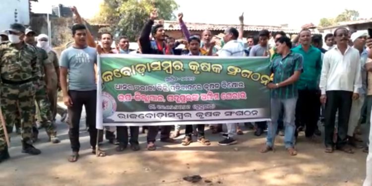 ଧାନ ବିକ୍ରୟ ଦାବିରେ ସରକାରୀ କାର୍ଯ୍ୟାଳୟ ରେ ତାଳା ବନ୍ଦ ଆନ୍ଦୋଳନ – ପଦ୍ମପୁର