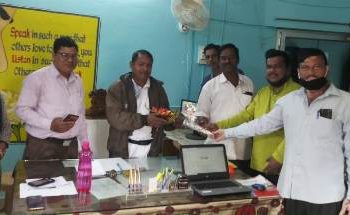 ଶିକ୍ଷକ ସଂଘପକ୍ଷରୁ ନୂତନ ଭାବେ ଯୋଗଦାନ – ବ୍ଳକଶିକ୍ଷାଅଧିକାରୀ ଶ୍ରୀଯୁକ୍ତ ରତ୍ନାକର ପାଣି  ଓ ABEO ଶ୍ରୀ ଗୋପାଳଚନ୍ଦ୍ର ବେହେରା  