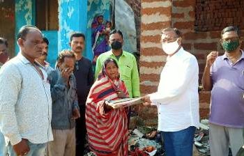 ଅଗ୍ନୀ ଵିପନ୍ନ ପରିବାରକୁ ଭେଟିଲେ ବିଧାୟକ