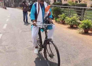 କଂଗ୍ରେସ ବିଧାୟକମାନେ ସାଇକେଲରେ ବିଧାନସଭା ଆସିଥିବା ଦେଖିବାକୁ ମିଳିଛି – ତୈଳ ଦର ବୃଦ୍ଧି ନେଇ