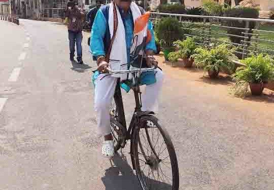 କଂଗ୍ରେସ ବିଧାୟକମାନେ ସାଇକେଲରେ ବିଧାନସଭା ଆସିଥିବା ଦେଖିବାକୁ ମିଳିଛି – ତୈଳ ଦର ବୃଦ୍ଧି ନେଇ