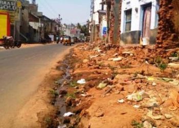 ପାରଳାଖେମୁଣ୍ଡି ସହରରେ ଡ୍ରେନ ପୋତି ହୋଇ ରାସ୍ତାରେ ଭାସୁଛି ନାଳ ପାଣି