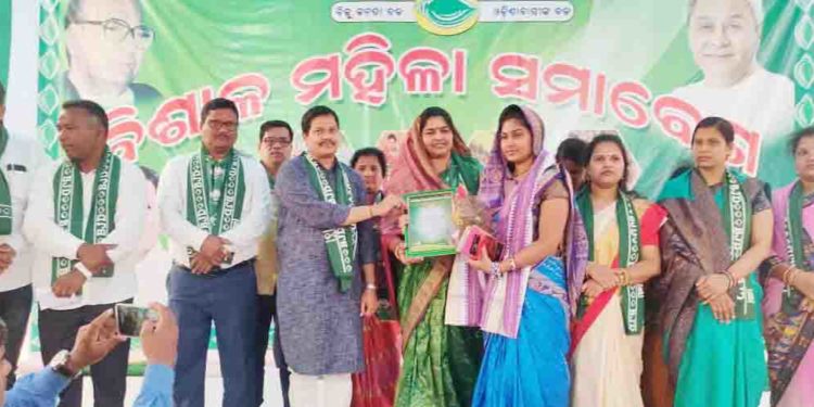 ନୂଆଗାଁ କଲେଜ୍ ପଡ଼ିଆରେ ; ଦଶପଲ୍ଲା ନିର୍ବାଚନ ମଣ୍ଡଳୀ ର ବିଶାଳ ମହିଳା ସମାବେଶ ଅନୁଷ୍ଠିତ 