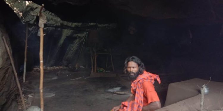 ପ୍ରଶାସନ ର ଦୃଷ୍ଟି ଆଢ଼ୁଆଳରେ ରତ୍ନଗିରି ପାହାଡ଼ ର ରତା ଦେଇ ଗୁମ୍ଫା