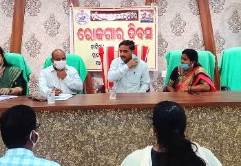 ଲୋଚାପଡ଼ା ପଞ୍ଚାୟତ କାର୍ଯ୍ୟାଳୟ ପରିଦର୍ଶନରେ ଜିଲ୍ଲାପାଳ