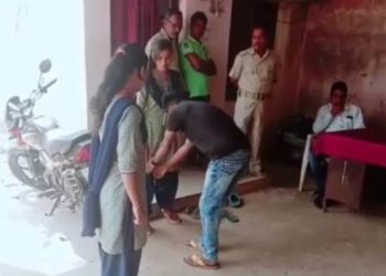 ରୋଡ ଉପରେ କମେଣ୍ଟ ମାରିଲା ରସିକିଆ ଯୁବକ – ଯୁବତୀଙ୍କ ଗୋଡ ଧରି ଭୂଲ ମାଗିଲା