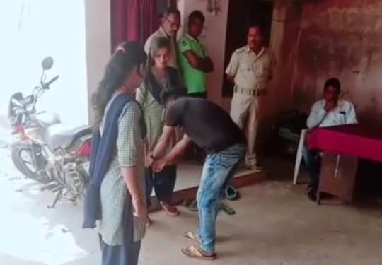 ରୋଡ ଉପରେ କମେଣ୍ଟ ମାରିଲା ରସିକିଆ ଯୁବକ – ଯୁବତୀଙ୍କ ଗୋଡ ଧରି ଭୂଲ ମାଗିଲା