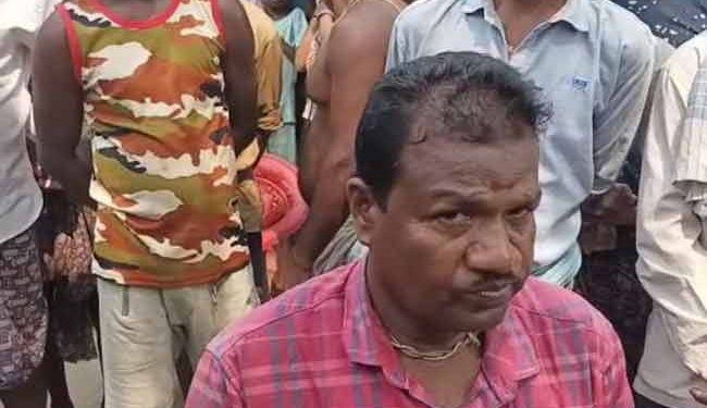 ମନ୍ଦ ଉଦ୍ଦେଶ୍ୟକୁ ସାଧିତ କରିବାକୁ ଉଦ୍ୟମ କଲା ବେଳେ ଧରାପଡ଼ିଥିଲେ ଲୋକଙ୍କ ହାତରେ – ପୁଲିସ୍ ତାଙ୍କୁ ଉଠାଇ ନେଇ ଅଟକ