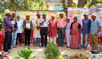 ତିନି ଦିନ ଧରି ଅନୁଷ୍ଠିତ ବସନ୍ତ ମୀଳନ ଓ ଫାଲଗୁନ ମହୋତ୍ସବ ର ଶେଷ ଦିନ ; ଆସ ରଂଗ ଖେଲମା ରେ ହାସ୍ୟ ଓ ବ୍ୟଙ୍ଗ କବି ସମ୍ମିଳନୀ ଅନୁଷ୍ଠିତ