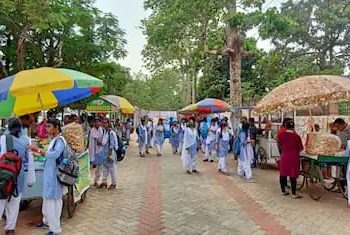 କ୍ୟାଣ୍ଟିନ୍‌ ବନ୍ଦ ଥିବା ଯୋଗୁଁ ଛାତ୍ରଛାତ୍ରୀମାନଙ୍କୁ ବାହାରେ ଯାଇ ଖାଇବାକୁ ପଡୁଛି