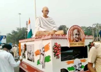 କଟକ ରେଳଷ୍ଟେସନ ରୁ ବାହାରିଲା ଗାନ୍ଧୀ ଶତବାର୍ଷିକୀ ଶୋଭାଯାତ୍ର