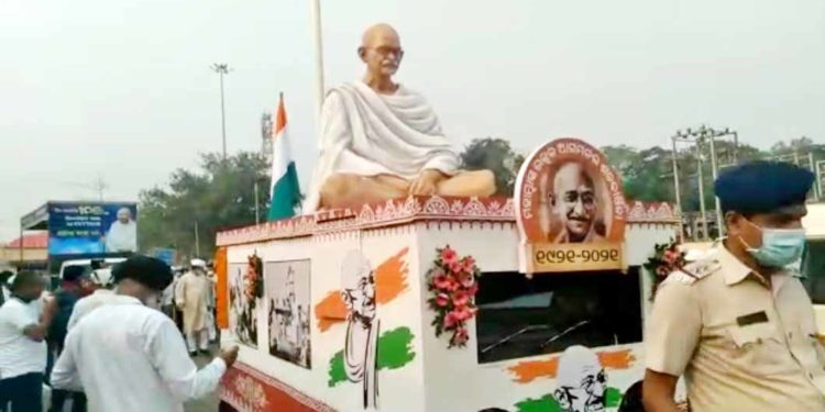 କଟକ ରେଳଷ୍ଟେସନ ରୁ ବାହାରିଲା ଗାନ୍ଧୀ ଶତବାର୍ଷିକୀ ଶୋଭାଯାତ୍ର