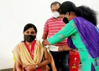 ଗଜପତି ଜିଲ୍ଲାର ୧୩୦୦ଜଣ ସ୍ବାସ୍ଥ୍ୟ ବିଭାଗ ଓ ଅନାନ୍ୟ ବିଭିନ୍ନ ସରକାରୀ କର୍ମଚାରୀମାନଙ୍କୁ ୧୩ଗୋଟି ସ୍ଵାସ୍ଥ୍ୟ କେନ୍ଦ୍ରରେ କୋଭିଡ ଟୀକା ଦିଆଯାଇଥିଲା