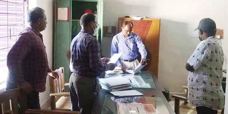 ଆୟବହିର୍ଭୁତ ସମ୍ପତି ଠୁଳ ଅଭିଯୋଗରେ ; ବାସଭବନ ସମେତ ଏକା କାଳୀନ ୫ ଗୋଟି ସ୍ଥାନରେ : ବ୍ରହ୍ମପୁର ଭିଜିଲାନ୍ସ ଓ ପାରଳାଖେମୁଣ୍ଡି ଭିଜିଲାନ୍ସ ଦଳ ମିଳିତ ଭାବେ ଚଢ଼ାଉ