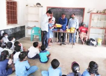 ବୁରୁଝୋଳାରେ ପୋଷାକ ବଣ୍ଟନ ମେଳା