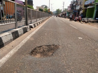 ଜାତୀୟ ରାଜପଥ ୫୯ରେ ବିରାଟ ଗର୍ତ୍ତ , ପ୍ରଶାସନର ଚେତା ପଶିବ କେବେ … ?