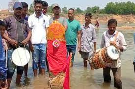 ବୈତାରିଣୀ ନଦୀ ଗର୍ଭରୁ ବାହାରିଲା ପ୍ରାଚୀନ ଶିବଲିଙ୍ଗ