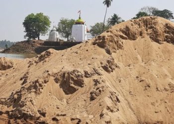ବିପଦରେ ସିଧେଶ୍ବର ମହାଦେବ – କେଉଁକାଳରୁ ବୈତରଣୀ ନଦୀ ତଟରେ ପୂଜା ପାଇ ଆସୁଥିବା ମହାଦେବଙ୍କ ପାଇଁ ବର୍ତମାନ ବିପଦ ସାଜିଛି – ବାଲି ଚୋରର ଦୈରାତ୍ମ୍ୟ