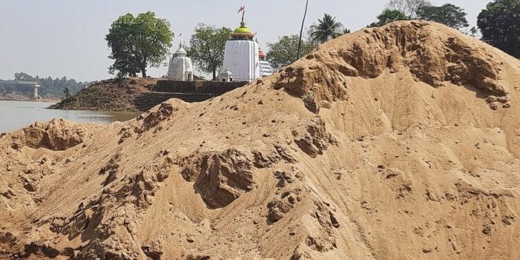 ବିପଦରେ ସିଧେଶ୍ବର ମହାଦେବ – କେଉଁକାଳରୁ ବୈତରଣୀ ନଦୀ ତଟରେ ପୂଜା ପାଇ ଆସୁଥିବା ମହାଦେବଙ୍କ ପାଇଁ ବର୍ତମାନ ବିପଦ ସାଜିଛି – ବାଲି ଚୋରର ଦୈରାତ୍ମ୍ୟ