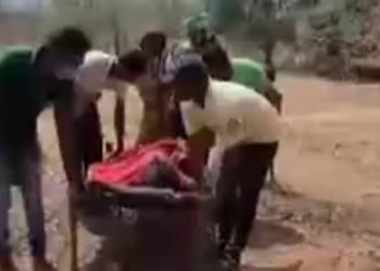 ପୁଣି ଗର୍ଭବତୀ ମହିଳାଙ୍କୁ ଖଟିଆରେ ବୋହି ମାନବିକତା ଦେଖାଇଲେ ୧୦୮ କର୍ମଚାରୀ