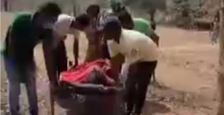 ପୁଣି ଗର୍ଭବତୀ ମହିଳାଙ୍କୁ ଖଟିଆରେ ବୋହି ମାନବିକତା ଦେଖାଇଲେ ୧୦୮ କର୍ମଚାରୀ