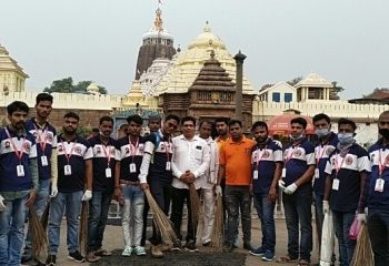 ପୁରୀ ବଡ଼ଦାଣ୍ଡ ସେବାରେ ଯୋଗଦାନ କଲେ ଜଳେଶ୍ଵର ର ହେଲ୍ପ ଫର ୟୁ ଫାଉଣ୍ଡେସନ