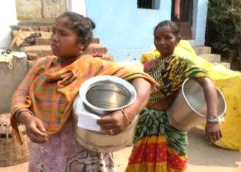 ପାଣି ପାଇଁ ଚିରକୁଟି ; ଅଙ୍ଗନବାଡି କର୍ମୀଙ୍କଠାରୁ ଚିରକୁଟ ନେଇ ଗ୍ରାମବାସୀ ନଳକୂଅରୁ ପାଣି ସଂଗ୍ରହ କରୁଛନ୍ତି