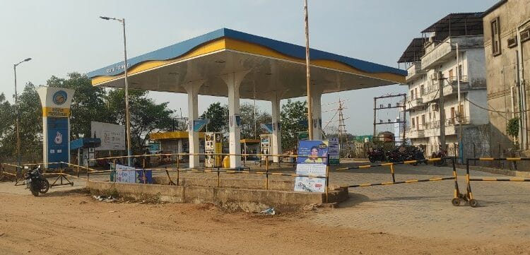 ପେଟ୍ରୋଲରୁ ଫେଣ ବାହାରୁଥିବା ଅଭିଯୋଗରେ ସୋନପୁର ପଟାଭାଡ଼ିରେ ଥିବା ଦେବଯାନୀ ପେଟ୍ରୋଲ ପମ୍ପକୁ ସିଲ୍‌ କରିଛି ଯୋଗାଣ ବିଭାଗ