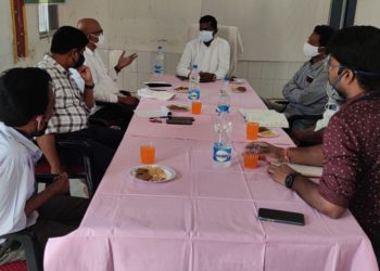 ଝରିଗାଁ ଗୋଷ୍ଠୀ ସ୍ୱାସ୍ଥ୍ୟ କେନ୍ଦ୍ର ଠାରେ ଝରିଗାଁବିଡ଼ିଓ, ତହସିଲଦାର, ଡ଼ାକ୍ଟର, ଆଇସିକୁ ନେଇ ଏକ ସମୀକ୍ଷା ବୈଠକ