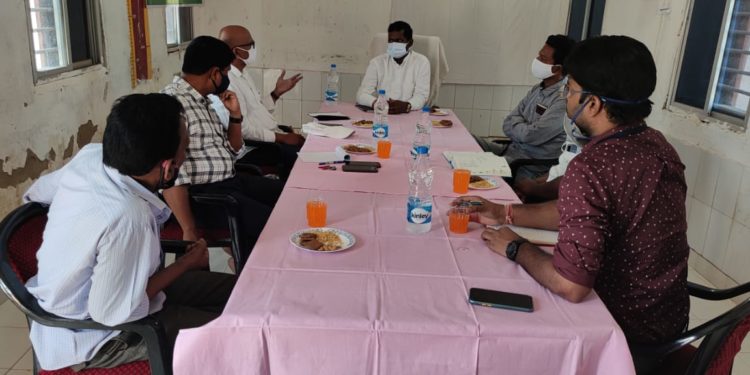 ଝରିଗାଁ ଗୋଷ୍ଠୀ ସ୍ୱାସ୍ଥ୍ୟ କେନ୍ଦ୍ର ଠାରେ ଝରିଗାଁବିଡ଼ିଓ, ତହସିଲଦାର, ଡ଼ାକ୍ଟର, ଆଇସିକୁ ନେଇ ଏକ ସମୀକ୍ଷା ବୈଠକ