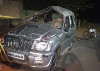 ରାସ୍ତା ମଝିରେ ଭାରସାମ୍ୟ ହରାଇ ଓଲଟି ପଡିଲା ବୋଲେରୋ – ଓଡ଼ଗାଁ