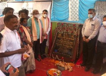 ମନ୍ତ୍ରୀ ଶ୍ରୀଯୁକ୍ତ ଅଶୋକ ଚନ୍ଦ୍ର ପଣ୍ଡା ଏବଂ ମନ୍ତ୍ରୀ କ୍ୟାପଟେନ ଦିବ୍ୟସଙ୍କର ମିଶ୍ର ୧୩୨/୩୩ କେ.ଭି.ର ଜି ଆଇ ଏସ ଗ୍ରିଡ ସବଷ୍ଟେସନ୍ ର ଭିତ୍ତିପ୍ରସ୍ତର ସ୍ଥାପନ କରିଛନ୍ତି