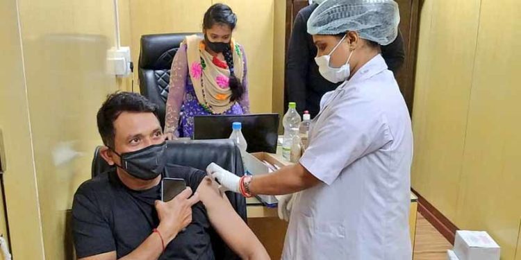 ଗୃହ ରାଷ୍ଟ୍ରମନ୍ତ୍ରୀ କ୍ୟାଟେନ, ଦିବ୍ୟଶଙ୍କର ମିଶ୍ର ଦ୍ଵିତୀୟ କରୋନା ଟୀକା ନେଇଛନ୍ତି