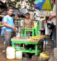 ବଢୁଛି ତାତି : ରାସ୍ତାକଡ଼ ମୃଦୁପାନୀୟର ବଢୁଛି ଚାହିଦା