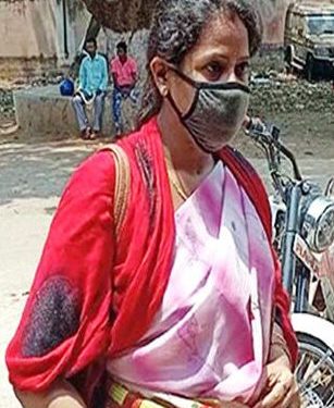 ପ୍ରାଥମିକ ସ୍କୁଲର ସହକାରୀ ଶିକ୍ଷୟିତ୍ରୀ ପୁଷ୍ପାଞ୍ଜଳି ଜେନା : ସ୍କୁଲ ପରିସରରେ ଧସେଇ ପଶି ଶିକ୍ଷୟିତ୍ରୀଙ୍କୁ ନିସ୍ତୁକ ପିଟି ତଳେ କଚାଡ଼ି ଦେଇଥିଲେ