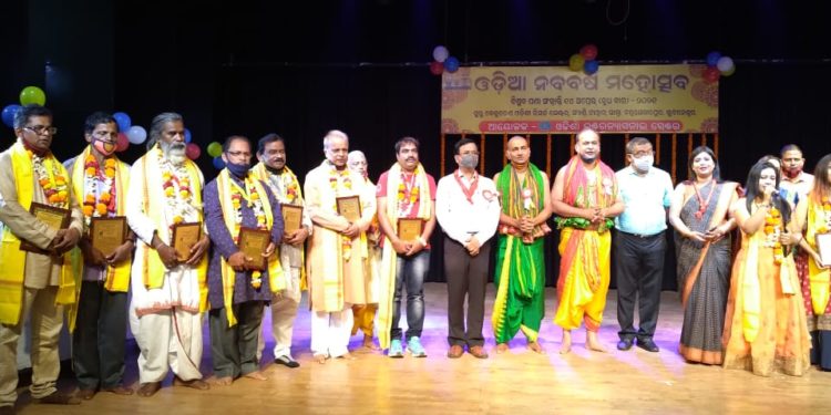 ଓଡ଼ିଶା ଇଣ୍ଟରନ୍ୟାସ୍‌ନାଲ୍ ସେଣ୍ଟର ପକ୍ଷରୁ; ଓଡ଼ିଆ ନୂଆବର୍ଷରେ ଛଅ ଉଦ୍ୟୋଗୀ ଓ ୧୫ କଳାକାର ସମ୍ବର୍ଦ୍ଧିତ
