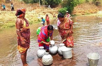 ନଦୀକୂଳିଆ ଗାଁ ,କୂଅ ଅଛି,ନଳକୂଅ ବସାଯାଇଛି : ତଥାପି ଶୋଷ ମେଣ୍ଟାଇବାକୁ ଶେଷ ହେଉନି ଗ୍ରାମବାସୀଙ୍କ ସଂଘର୍ଷ