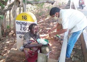 ସଟଡାଉନରେ ସମର୍ପଣ ପରିବାର ପକ୍ଷରୁ ଦିବ୍ୟଙ୍ଗ ବ୍ୟକ୍ତି ଏବଂ ବୁଲା ଗାଈ ଗୋରୁଙ୍କୁ ଖାଦ୍ୟପ୍ରଦାନ
