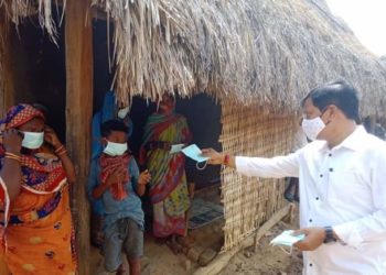 କରୋନା ସଚେତନ କରିବା ସହ ମାସ୍କ ବଣ୍ଟନ କଲେ ଦଶପଲ୍ଲା ବିଧାୟକ