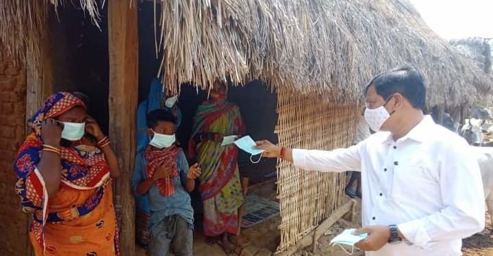 କରୋନା ସଚେତନ କରିବା ସହ ମାସ୍କ ବଣ୍ଟନ କଲେ ଦଶପଲ୍ଲା ବିଧାୟକ