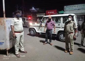 ପାରଳାଖେମୁଣ୍ଡି ସହରରେ ରାତ୍ରକାଳୀନ କର୍ଫ୍ୟୁ କୁ କଡ଼ା କଡ଼ି କଲା ପୋଲିସ
